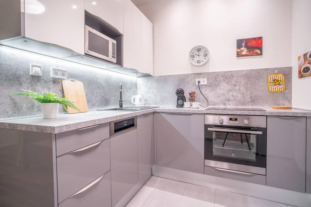 Sukromny Staromestsky Apartman V Uzasnej Lokalite/Cozy Old-Town Apartment In A Great Neighborhood Bratislava Luaran gambar